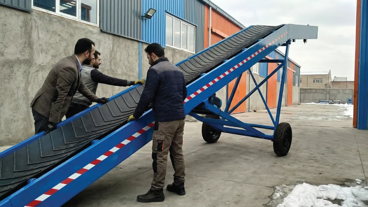 نوار نقاله بارگیری متحرک (چرخدار) ساخت امید عمران در حال تست نهایی توسط پرسنل در محوطه کارخانه